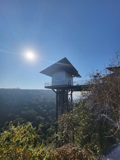 Die Graskop Gorge Lift Co. im Sonnenlicht mit Blick auf die Schlucht und Natur – Südafrika mit Kindern