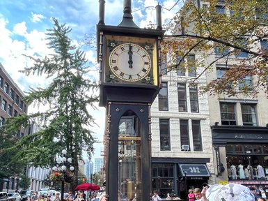 Die Gastown-Dampfuhr steht majestätisch im Zentrum von Vancouver, umgeben von neugierigen Touristen und historischen Gebäuden.