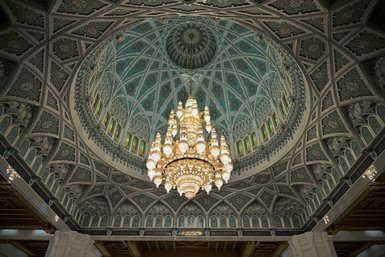 Blick auf die Kuppel und den Kronleuchter der Sultan-Qabus-Moschee – Oman Familienreise