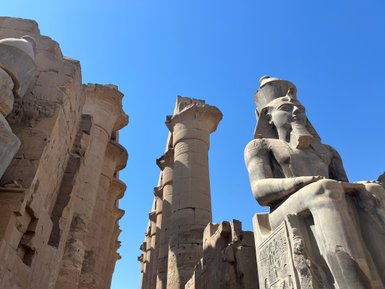 Imposante Pharao-Statue und Säulen im Tempel von Luxor – Ägypten Reise mit Kindern