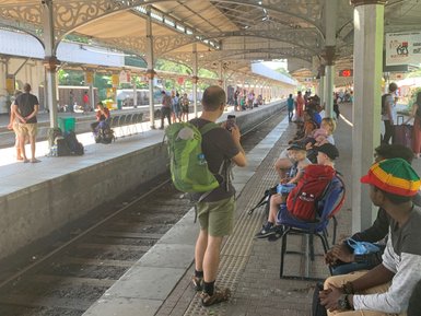 Blick auf die Bahnstation von Nuwara Eliya – Sri Lanka mit Kindern