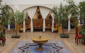 Traditioneller Eingangsbereich im Riad Passali – Marokko Familienreise