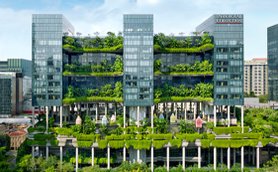 Das moderne Parkroyal Collection Hotel in Singapur beeindruckt mit üppigen Pflanzen auf mehreren Etagen und gläserner Architektur.