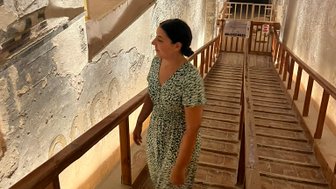 Teenager bestaunt die Wandkunst im Tal der Könige in Luxor – Ägypten Reise mit Kindern