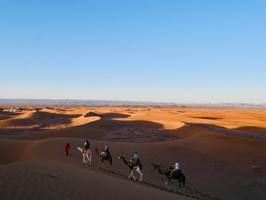 Familie erkundet die Sanddünen der marokkanischen Sahara auf einer Kameltrekking-Tour – Familienurlaub in Marokko