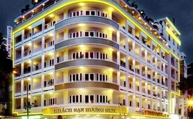 Das Huong Sen Hotel erstrahlt in warmem Licht und bietet eine einladende Fassade mit mehreren Balkonen und großen Fenstern.