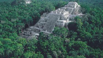 Maya-Ruinen von Calakmul ragen aus dem Dschungel – Mexiko Reise mit Kindern