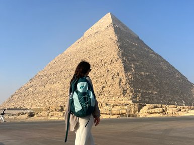 Jugendliche vor den Pyramiden von Gizeh in Kairo – Ägypten Reise mit Kindern