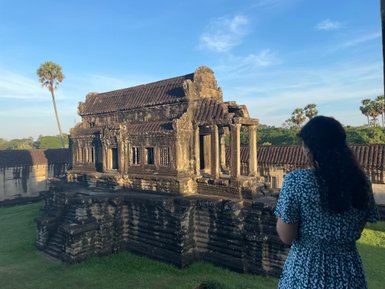 Frau betrachtet die historischen Ruinen von Angkor Wat – Kambodscha mit Kindern
