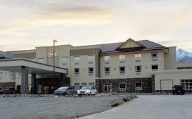 Das Comfort Inn & Suites in Valemount zeigt eine moderne Architektur mit einem einladenden Eingangsbereich und umliegenden Bergen.