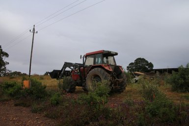 Traktor in der Skeiding Farm – Garden Route Reise mit Kindern