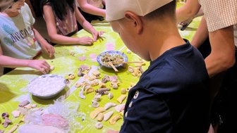 Reisegruppe stellt gemeinsam Jiaozi mit Einheimischen her – China Familienreise