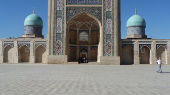 Der Hazrati-Imam-Komplex in Taschkent zeigt beeindruckende Architektur mit blauen Kuppeln und kunstvollen Verzierungen.