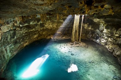 Tiefblaue Cenote umgeben von Natur an der Ruta de los Cenotes – Mexiko Reise mit Kindern