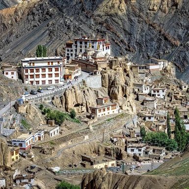 Das Lamayuru-Kloster thront majestätisch über einer malerischen Berglandschaft mit traditionellen tibetischen Häusern.