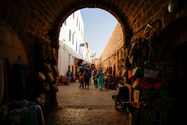 Marktstände im schattigen Souk von Essaouira – Marokko Reise mit Kindern