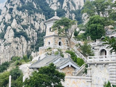 Ein malerischer Tempel, umgeben von majestätischen Bergen, strahlt Ruhe und Spiritualität aus.