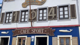 Bemalte Außenfassade des Café Sport in Horta