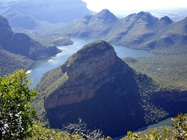 Atemberaubende Aussicht auf den tiefen Blyde River Canyon mit grünen Hängen und Flusslauf – Südafrika mit Kindern