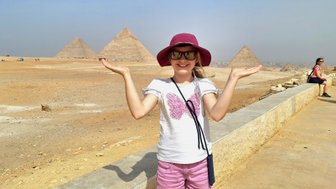 Mädchen blickt auf die Pyramiden von Gizeh in Kairo – Ägypten Reise mit Kindern