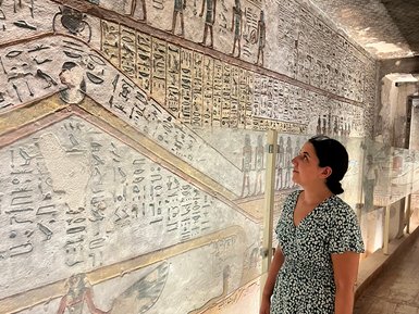 Teenager betrachtet die Wandkunst im Tal der Könige in Luxor – Ägypten Reise mit Kindern