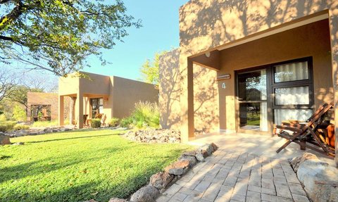 Toshari Lodge Eingang am Außenansicht - Namibia Reise mit Kindern