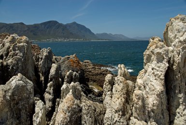 Zerklüftete Felsen entlang der Küste von Hermanus mit Blick auf das Meer – Garden Route Reise mit Kindern