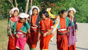 6 weibliche Einwohner des Dorfes Mai Doi Ang Khang in Chiang Mai - Thailand Reise mit Kindern