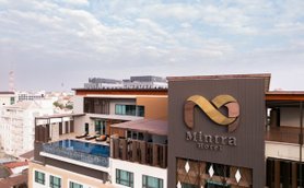 Das Mintra Hotel in Vientiane zeigt eine moderne Architektur mit einem einladenden Poolbereich auf der Dachterrasse.