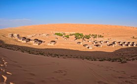 Blick auf das Thousand Nights Camp in der Wahiba-Wüste – Oman Familienreise
