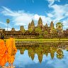 Mönche vor See und Tempel bei Angkor Wat – Kambodscha Familienreise
