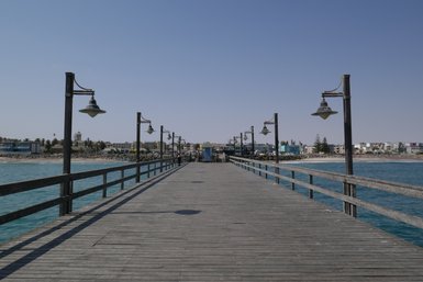 Bootssteg in Richtung Land - Namibia mit Jugendlichen