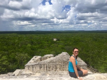 Frau bei Mayastätte Calakmul im Dschungel - Mexiko Familienurlaub