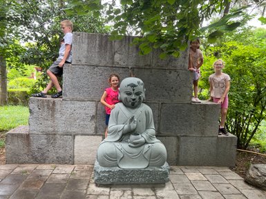 Kinder posieren fröhlich vor der berühmten Großen Wildganspagode in Xi’an – China Reise mit Kindern
