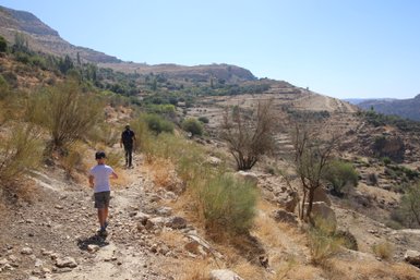 wandern auf dem Pfad vom Ajloun Nature Reserve - Jordanien Urlaub mit Kindern