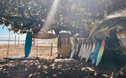 Costa Rica for family individuell - Familienreise durch Costa Rica mit Mietwagen - Surfschule und Surfboards am Strand bei Sonne