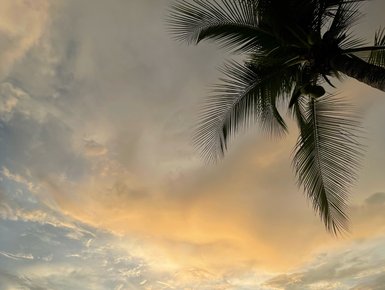 Farbenprächtiger Sonnenuntergang am Strand von Potrero in Guanacaste – Costa Rica Reise mit Kindern