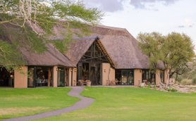 Außenansicht Okapuka Safari Lodge - Namibia Familienreise
