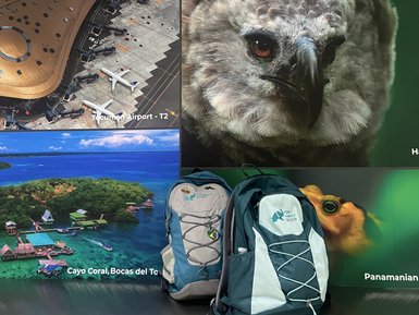 Zwei Rucksäcke stehen vor einem bunten Willkommen-Schild in Panama, das mit Bildern von Natur und dem Flughafen geschmückt ist.
