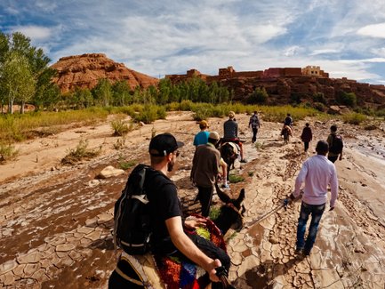 Familien genießen einen Ausflug auf Eseln durch die Landschaft rund um Aït Ben Haddou – Marokko Reise mit Kindern