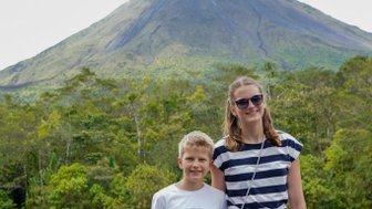 Kind und Teenager genießen den Blick auf den Vulkan Arenal – Costa Rica mit Kindern
