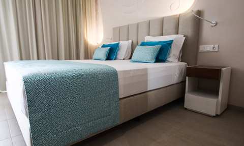 Ein elegantes Schlafzimmer mit hellem, modernen Design und einer gemütlichen Farbpalette aus Blau und Beige.