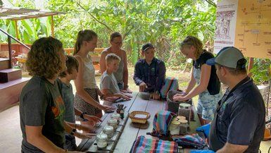 Familie produziert Schokolade bei der Tour in La Tirimbina – Costa Rica Reise mit Kindern