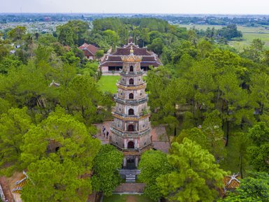 Die Thien Mu Pagode erhebt sich majestätisch zwischen üppigem Grün und bietet einen atemberaubenden Blick auf die Umgebung.