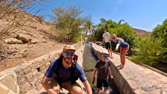 Familie macht Selfie im Dorf Birkat Al Mauz – Oman Reise mit Kindern