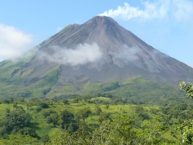 Vulkan Arenal umgeben von Palmen und Landschaft – Costa Rica Reise mit Kindern
