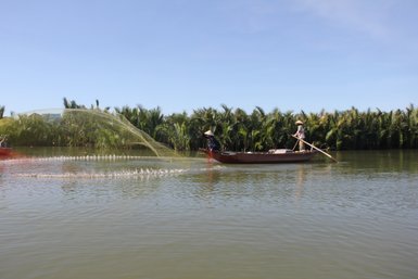 Einheimische fischen im Fluss bei Hoi An – Vietnam mit Kindern
