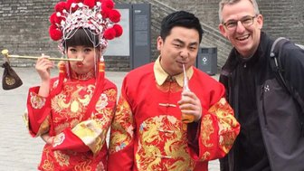 Einheimische in traditioneller Kleidung in China – China Reise mit Kindern
