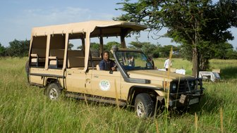 Safari-Guide steuert das Safarijeep durch das Grumeti-Gebiet – Tansania mit Kindern