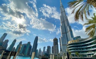 Der Burj Khalifa erhebt sich majestätisch über die Skyline von Dubai, umgeben von modernen Wolkenkratzern und strahlendem Himmel.